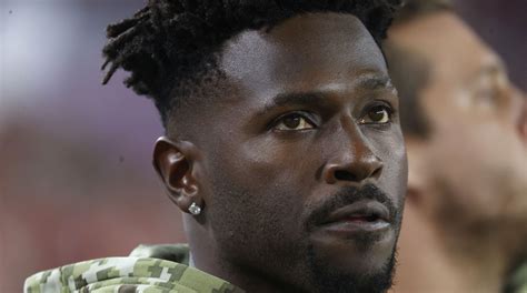 Antonio Brown Takes to Twitter After Disturbing Hotel。